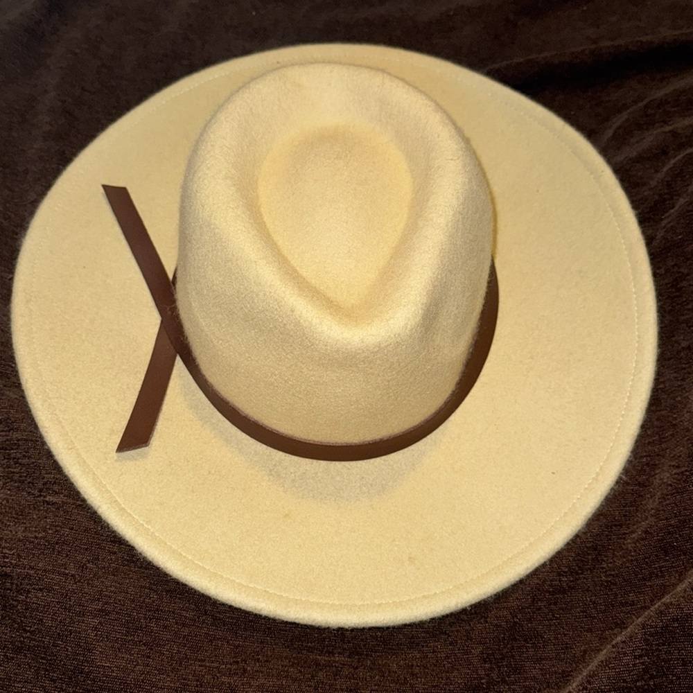 Tan/beige wool hat brown faux leather detail